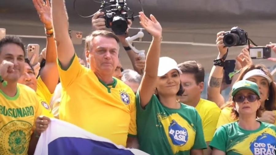 Jair Bolsonaro (PL) e Michelle Bolsonaro no ato da Paulista