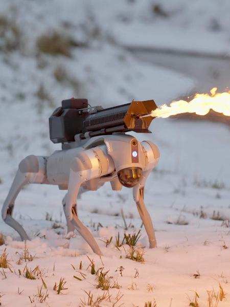 Thermonator, cão-robô com lança-chamas acoplado lançado por empresa americana