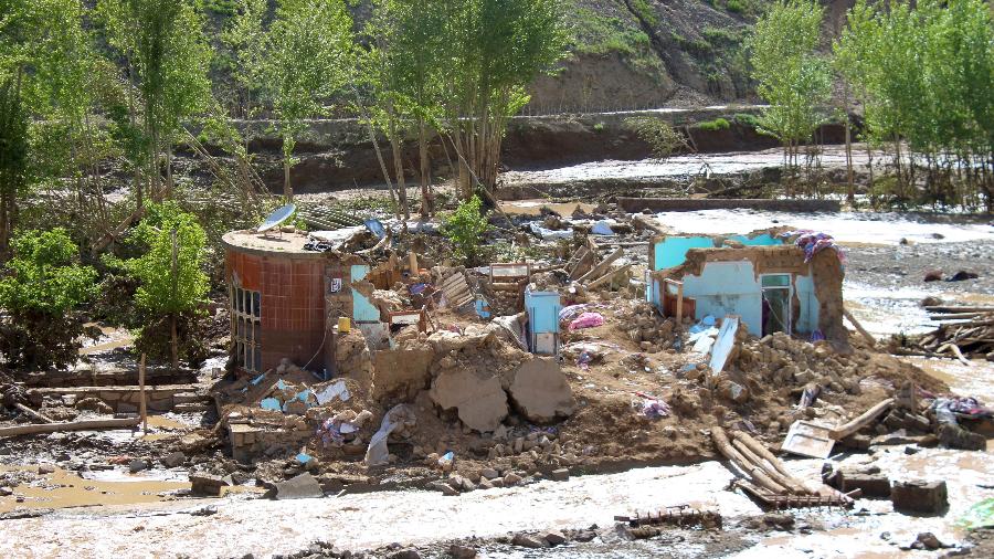 Imóvel destruído pela enchente em Firozkoh, capital da província de Ghor, no Afeganistão