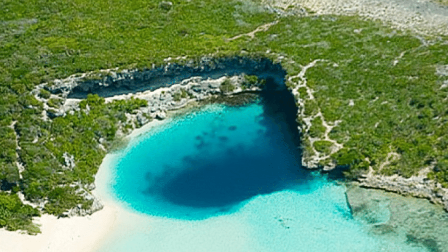 Dean's Blue Hole, nas Bahamas, é conhecido como "Portal do Inferno"