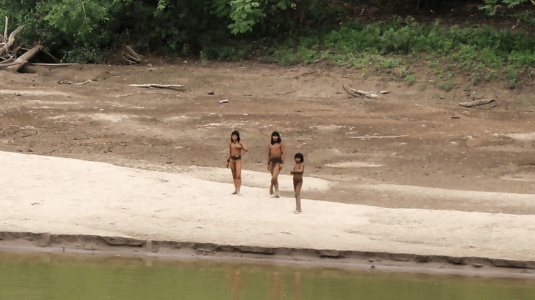 Imagens inéditas mostram indígenas isolados do povo Mashco Piro, na Amazônia peruana