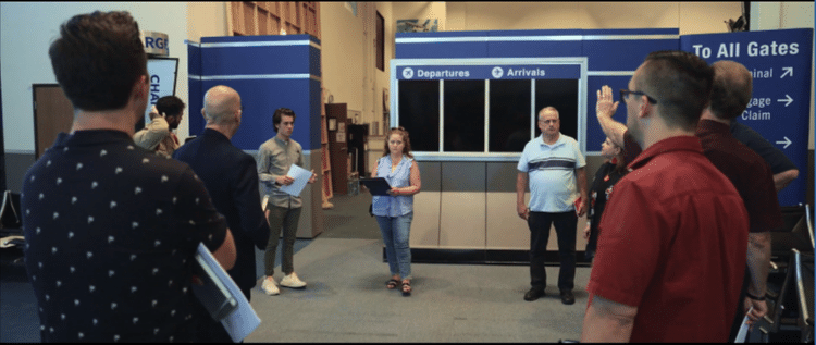 Imagem de vídeo mostra set de filmagem de cenas do aeroporto