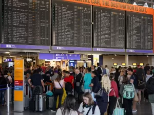 Voos são suspensos após ativistas invadirem pista de aeroportos na Alemanha