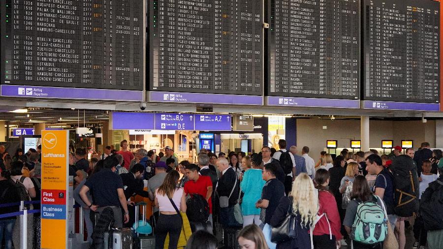 Foto de arquivo mostra telão com voos cancelados após ativistas da “Geração Letzte” (Última Geração) realizarem uma manifestação perto das pistas do aeroporto de Frankfurt, Alemanha