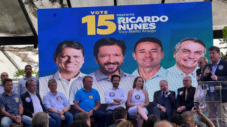 Bolsonaro com Nunes e Tarcísio em churrascaria