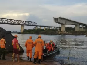 Caminhão com ácido sulfúrico caiu após ponte desabar; buscas são suspensas