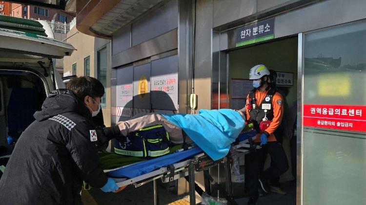 Pessoa resgatada de avião é levada a hospital na cidade de Mokpo