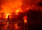 "Como zona de guerra": sobreviventes de incêndio revivem noite de medo nos EUA - Josh Edelson/AFP