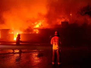 "Como zona de guerra": sobreviventes de incêndio revivem noite de medo nos EUA