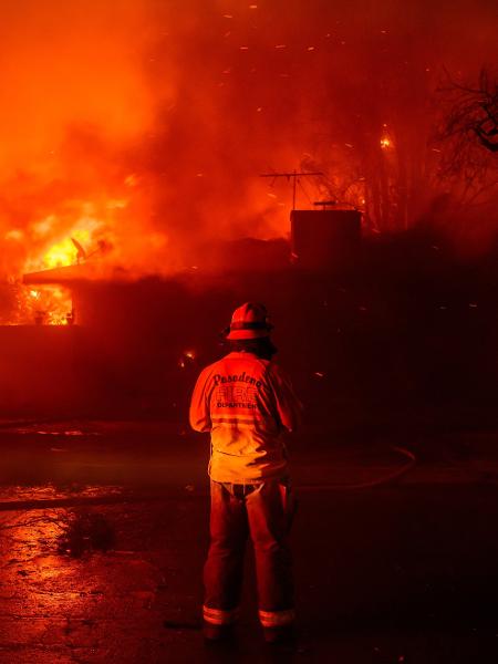 Casa é engolida pelas chamas durante incêndio em Pasadena