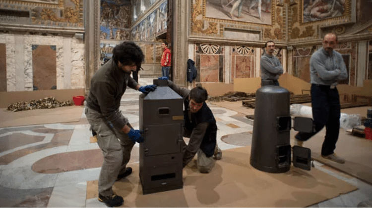 Funcionários instalam os fornos onde serão quimados os votos do conclave Funcionários instalam os fornos onde serão quimados os votos do conclave