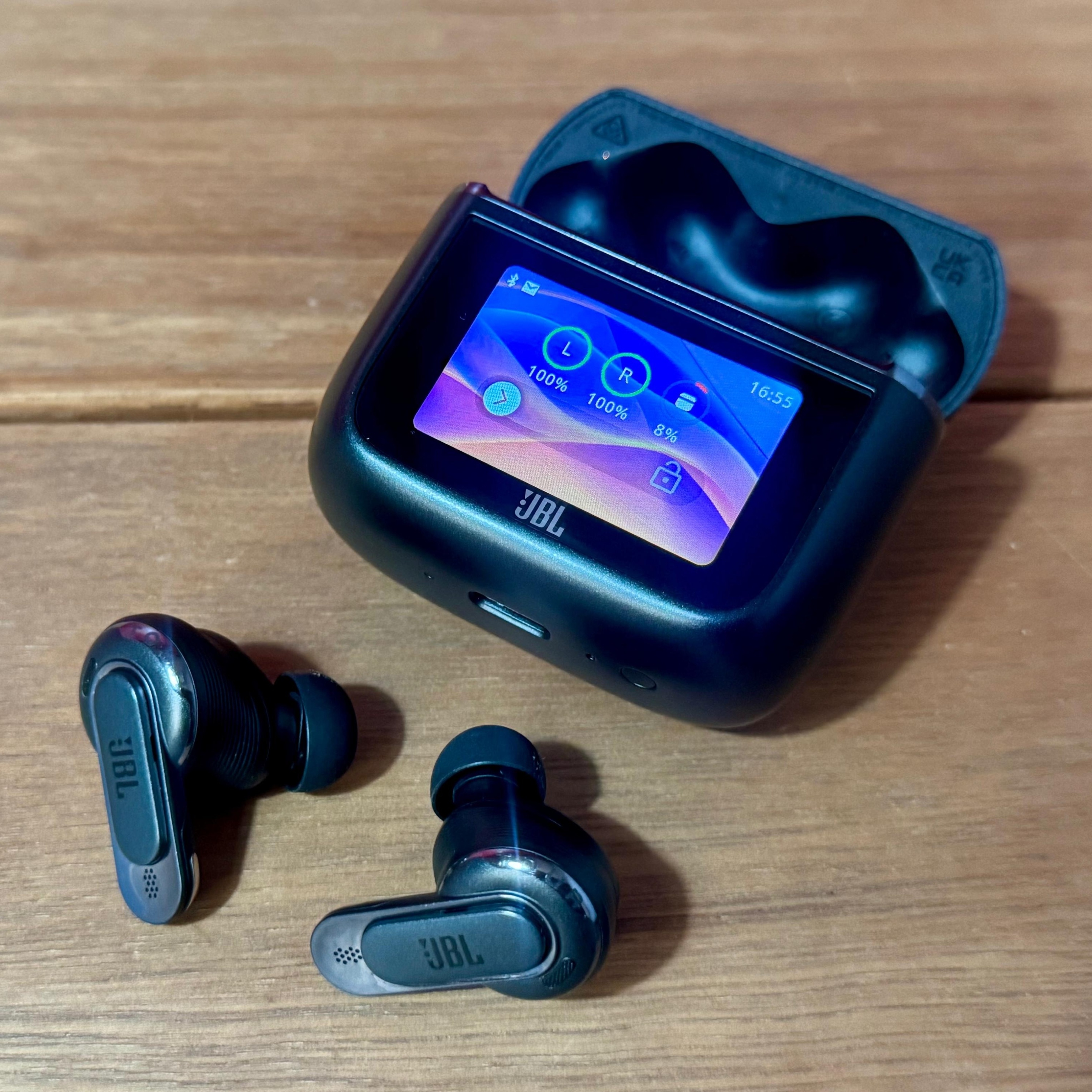 JBL Tour Pro 3: testamos fones com tela e transmissor na caixinha