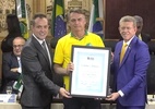 Após pedir perdão a Moraes, Bolsonaro se faz de 'machão' nas redes sociais