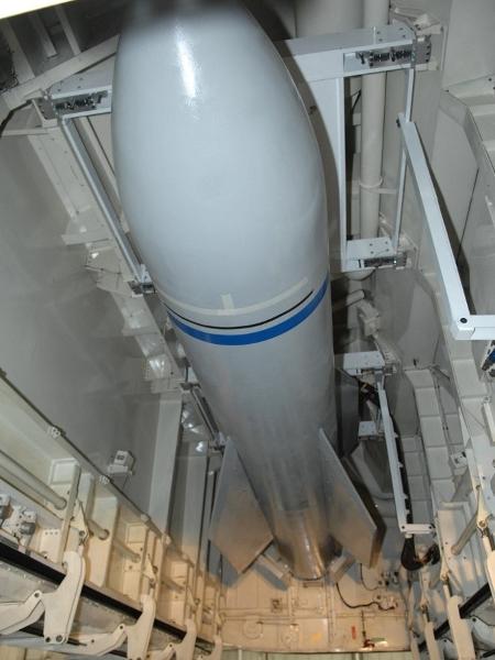 Arquivo: maquete do Massive Ordnance Penetrator (MBR) instalado no compartimento de bombas do simulador de carga de armas B-2, em 18 de dezembro de 2007 - AFP PHOTO / US AIR FORCE