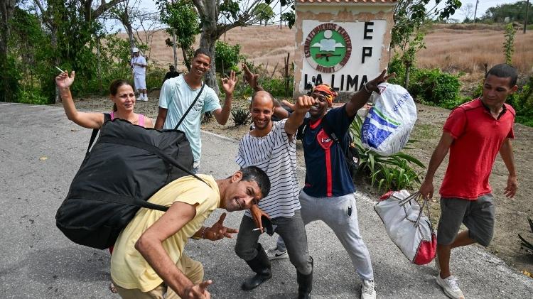 Presos comemoram ao serem libertados da prisão de La Lima, em Havana, em 3 de abril de 2026. As autoridades cubanas começaram a libertar prisioneiros em 3 de abril de 2026, após anunciarem o indulto de 2.010 detentos, a segunda libertação em menos de um mês, em meio à crescente pressão dos Estados Unidos
