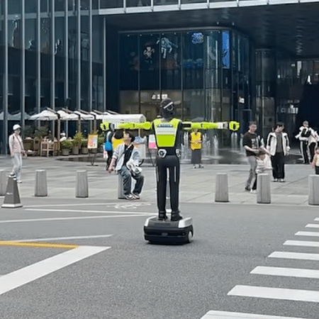 Robô humanoide ajuda a controlar o trânsito em avenida na China