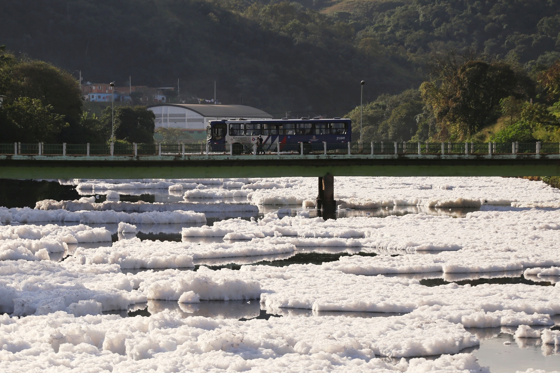 Fotos: Espuma da poluição do rio Tietê avança sobre cidades no interior ...