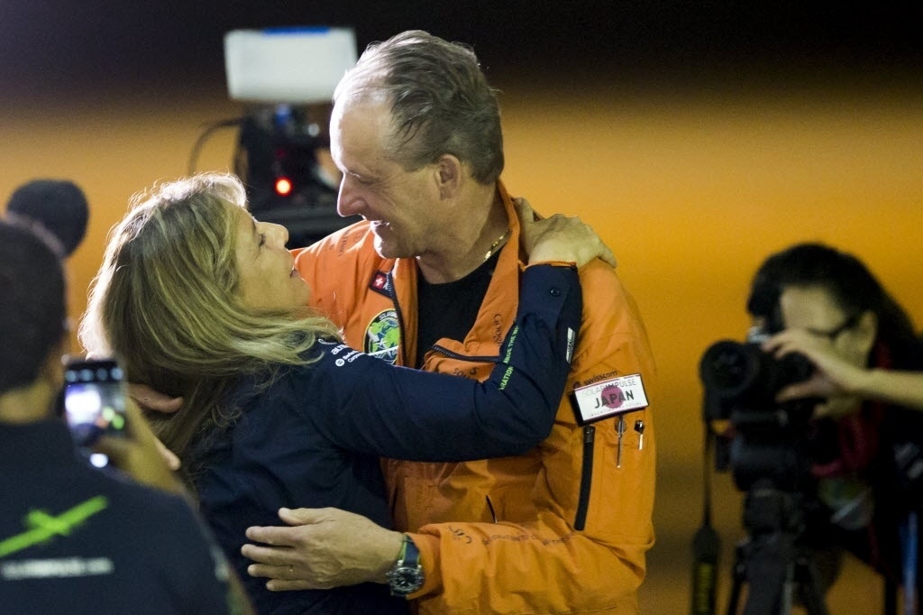 23.jun.2015 - Piloto suíço Andre Borschberg abraça sua esposa, Yasemin Borschberg, em Nagoya, no Japão. Eles poderão ficar um tempo a mais juntos, pois o vôo do Solar Impulse 2 foi adiado devido ao mau tempo - Thomas Pete/Reuters