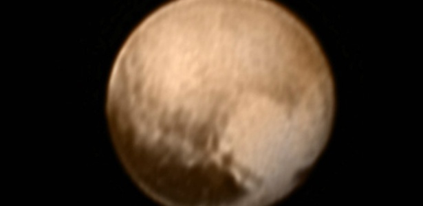 O "rosto" de Plutão inclui uma ampla área escura conhecida informalmente por cientistas como "a baleia", e uma área clara em formato de coração com cerca de 2.000 km - Reuters