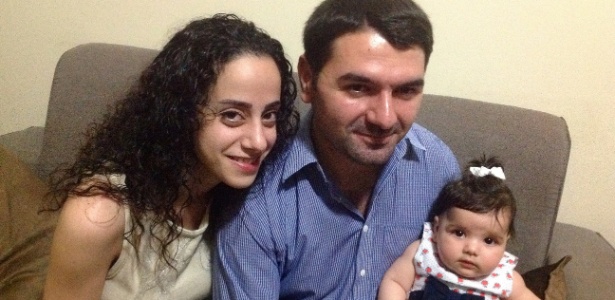 O sírio Khaled Tomeh ao lado de sua muher, Mari, e a filha Yasmin - Carlos Eduardo Cherem/UOL