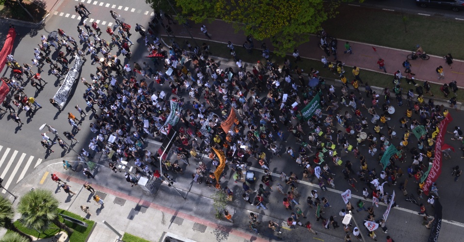 Manifestantes fazem passeata na avenida Faria Lima em direção ao Palácio dos Bandeirantes; estudantes protestam contra o possível fechamento de escolas da rede estaudal de São Paulo