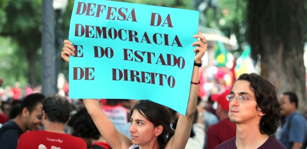 Manifestante segura cartaz com "defesa da democracia e do Estado de direito" - Julio Cesar Guimaraes/UOL