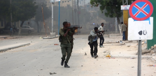 25.jun.2016 - Soldados somalis assumem posições durante tiroteio após ataque contra o hotel Nasa-Hablod, em Mogadício, na Somália - Feisal Omar/Reuters