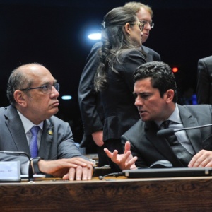 Gilmar Mendes (esq.) conversa com o juiz Sérgio Moro em audiência no Senado, em 2016 - Jane de Araújo/Agência Senado