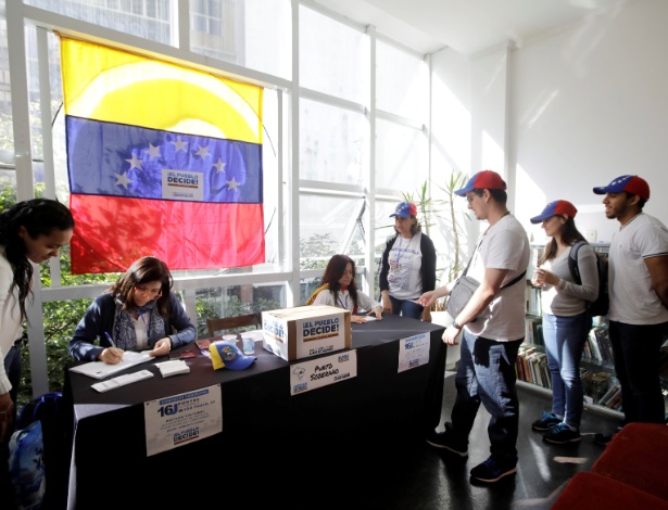 16.jul.2017 - Venezuelanos esperam para votar no plebiscito da oposição contra o governo de Nicolás Maduro, em São Paulo - Paulo Whitaker/Reuters