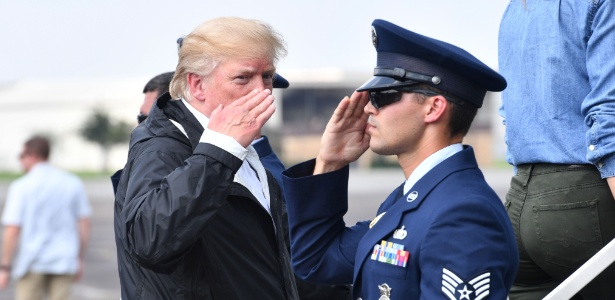 2.set.2017 - O presidente dos EUA, Donald Trump, embarca no Air Force One - Nicholas Kamm/ AFP