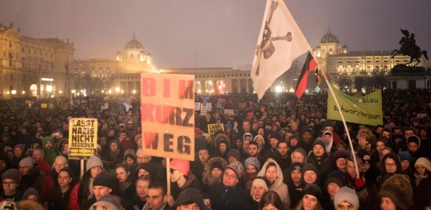 Manifestantes saem às ruas de Viena, na Áustria, contra o que consideram uma guinada à ultradireita no governo do país - Alex Halada/AFP Photo