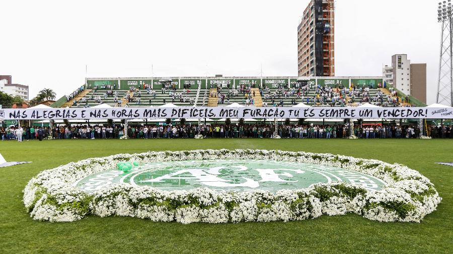 Corpos das vítimas do acidente aéreo da LaMia durante velório coletivo na Arena Condá em 2016. Avião que levava a delegação da Chapecoense para Medellín, na Colômbia, caiu a poucos quilômetros da cidade, deixando 71 mortos e seis feridos.  - Paulo Lisboa/Brazil Photo Press/Folhapress