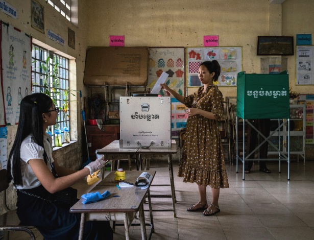 Mulher vota em escola secundária, no Camboja - Adam Dean/The New York Times