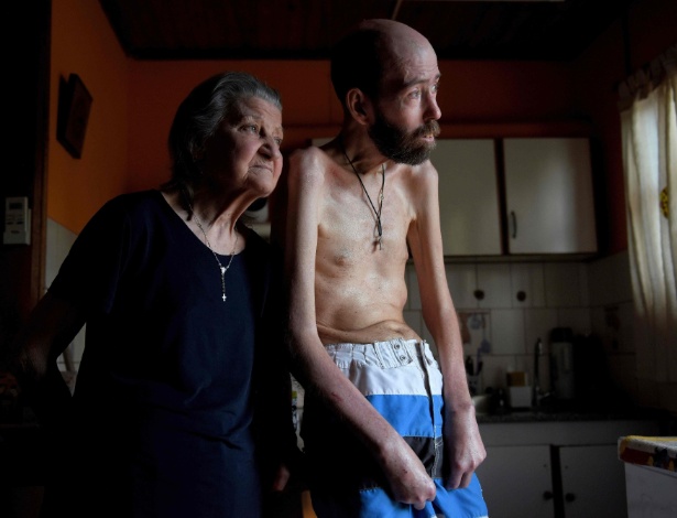 O agricultor argentino Fabian Tomasi (dir.) e sua mãe, Nelida Beatriz Obispo, em foto de fevereiro deste ano - Pablo Aharonian/AFP