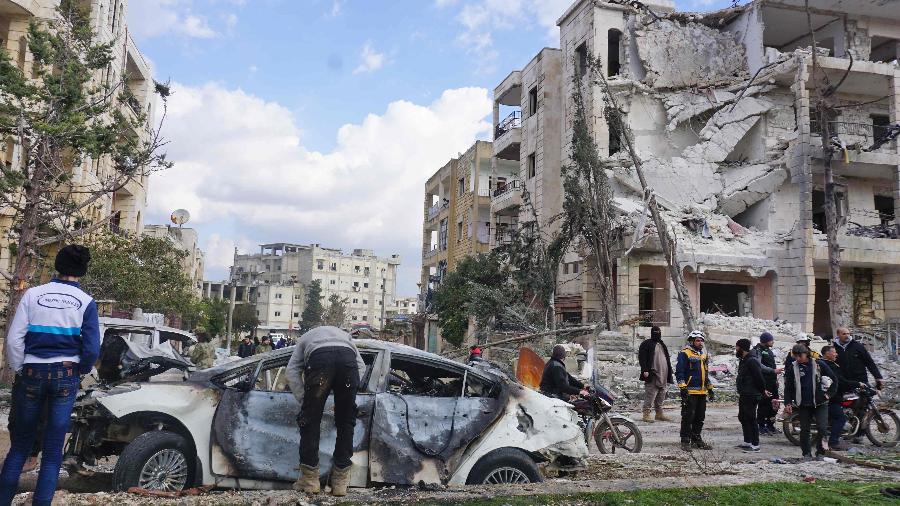 18.fev.2019 - Primeiro um carro explodiu e, depois que as pessoas se aglomeraram para olhar os destroços, uma motocicleta explodiu - Muhammad Kadour