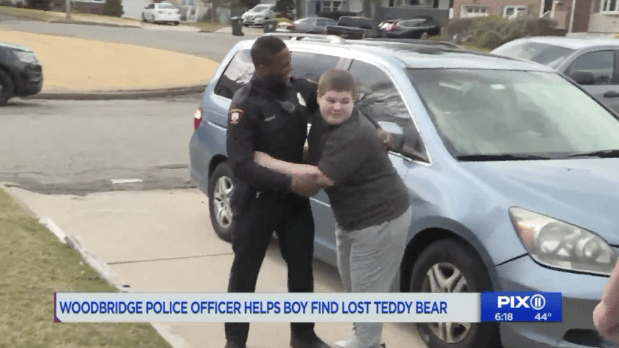 Ryan Paul, de 12 anos, abraça o policial que o atendeu - Reprodução de vídeo
