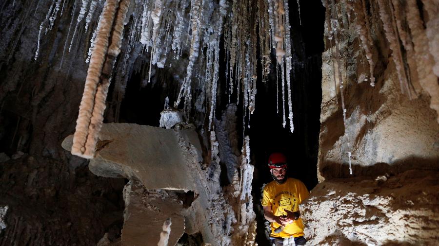Boaz Langford, membro do Centro de Pesquisa de Cavernas da Universidade Hebraica e chefe do mapeamento da caverna de Malham, no Monte Sodoma, em Israel, está ao lado de estalactites de salinas. Segundo pesquisadores israelenses, é a maior caverna de sal do mundo - Nir Elias/Reuters