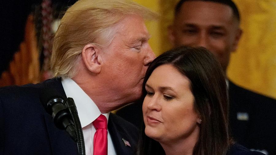 Presidente dos Estados Unidos, Donald Trump, beija Sarah Sanders após o anúncio de saída do cargo de porta-voz da Casa Branca - Kevin Lamarque/Reuters