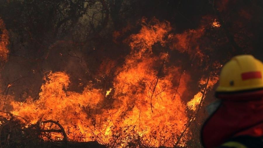 Bombeiro combate incêndio em Roboré, na região boliviana de Santa Cruz - AFP