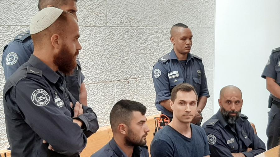 Alexei Burkov (no centro, de camisa cinza) foi extraditado por Israel para os Estados Unidos - Andrei Shirokov/TASS/Getty Images