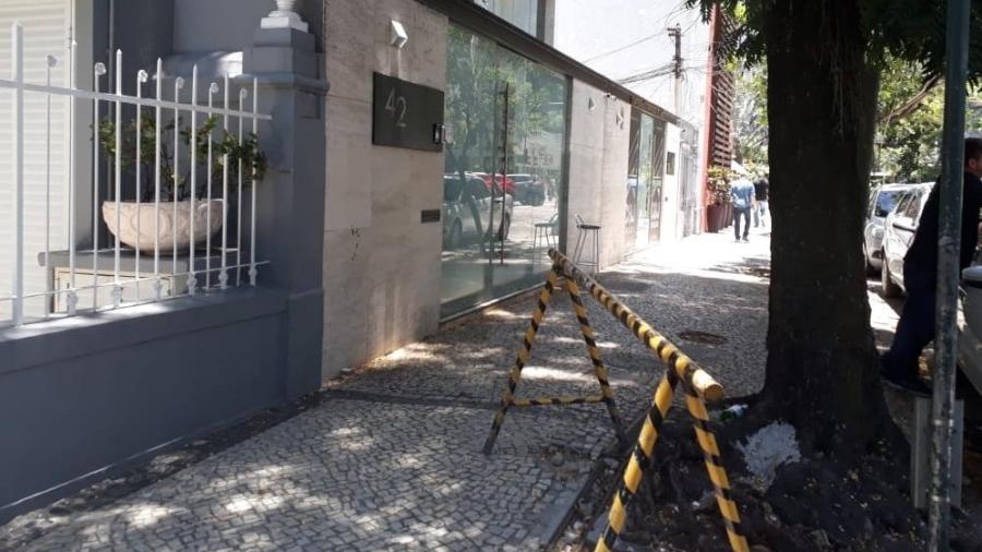 Segurança permaneceu de plantão em frente à sede da produtora Porta dos Fundos, no Rio de Janeiro. Local foi alvo de ataque a bomba na véspera do Natal - Herculano Barreto Filho/UOL