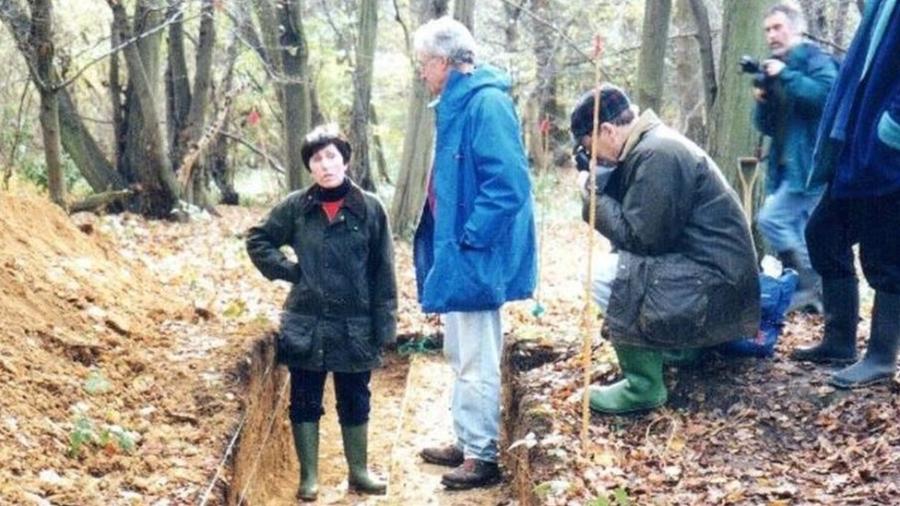 Patricia Wiltshire assessorando arqueólogos em 1990, década em que começou a atuar de vez em investigações criminais - Patricia Wiltshire