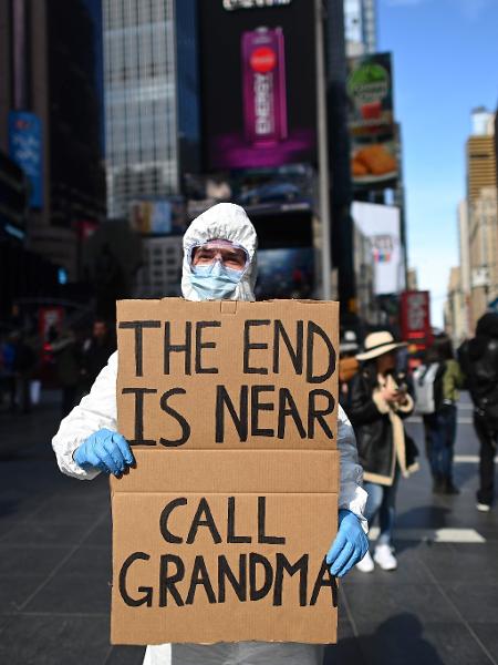 "O fim está próximo", diz manifestante em cartaz sobre coronavírus na Times Square, em Nova York (EUA) - Johannes Eisele/AFP