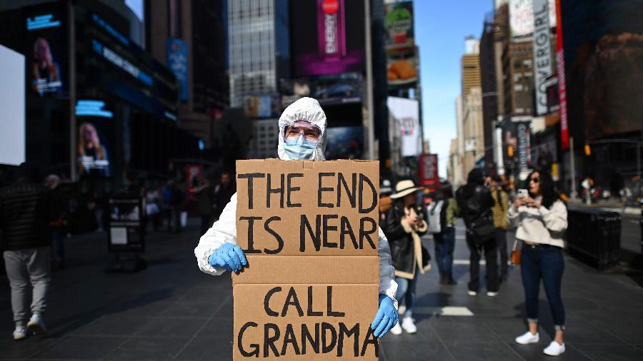 "O fim está próximo", diz manifestante em cartaz sobre coronavírus na Times Square, em Nova York (EUA) - Johannes Eisele/AFP