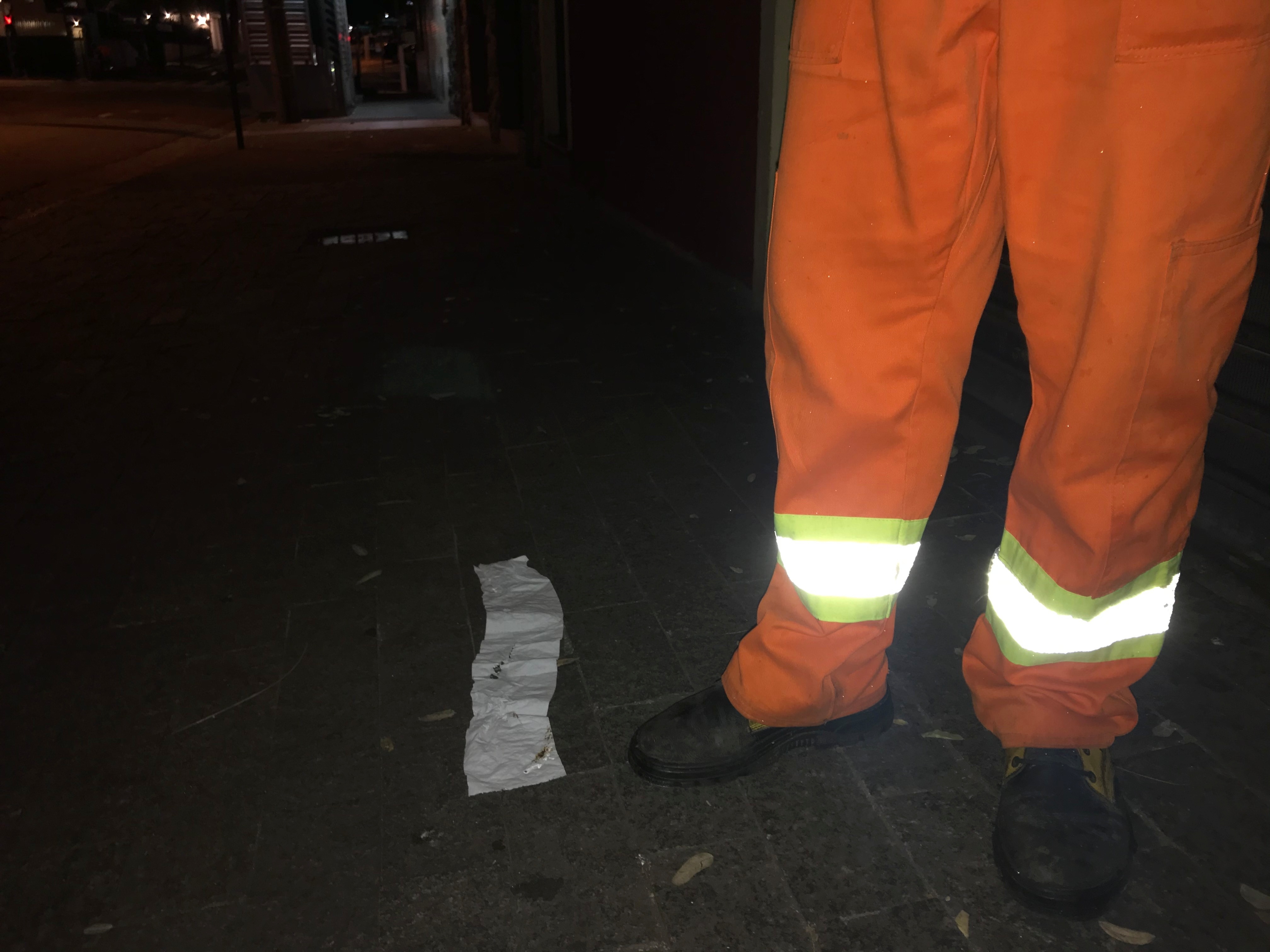 Com medo do covid-19, garis tratam papel higiênico como material radioativo