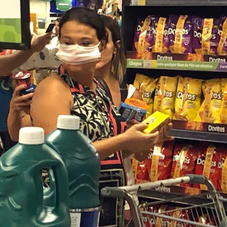 19.mar.2020 - Mulher com máscara de proteção faz compras em supermercado do Rio de Janeiro - Herculano Barreto Filho/UOL