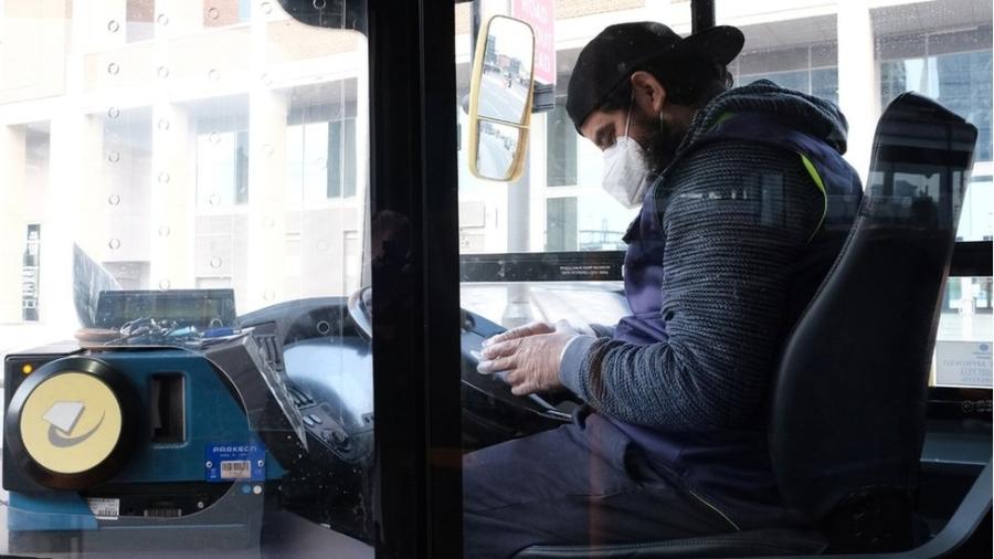 A maioria dos 14 mortos por covid-19 no sistema de transporte público de Londres são motoristas de ônibus - Reuters