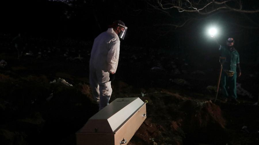 Coveiro se prepara para enterrar caixão em meio à pandemia do novo coronavírus no cemitério de Vila Formosa, em São Paulo - AMANDA PEROBELLI/REUTERS