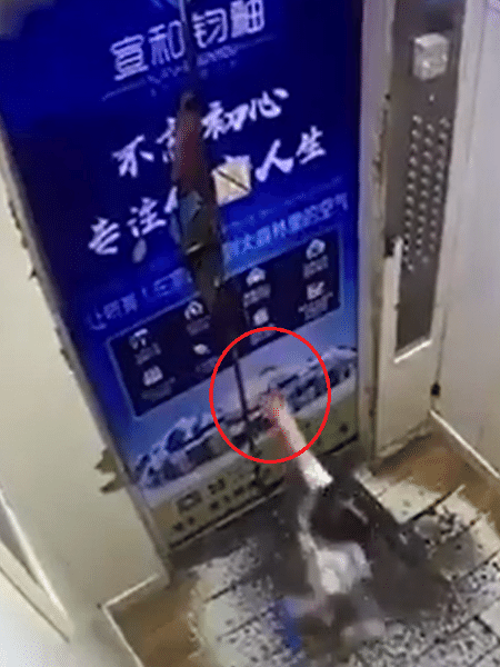 A criança usava uma guia de segurança no pulso para não se separar de sua cuidadora - Reprodução/People"s Daily, China