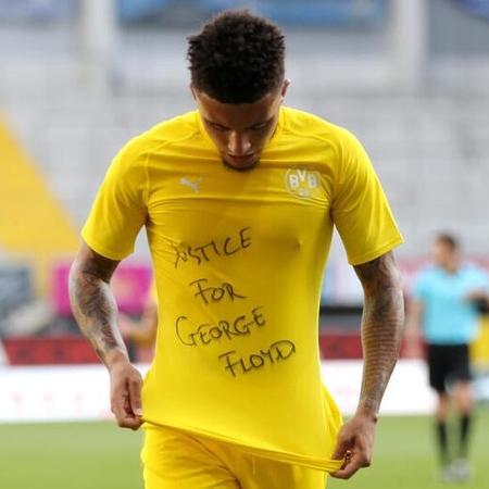 Atacante Jadon Sancho homenageia George Floyd ao marcar em partida do Borussia Dortmund - POOL